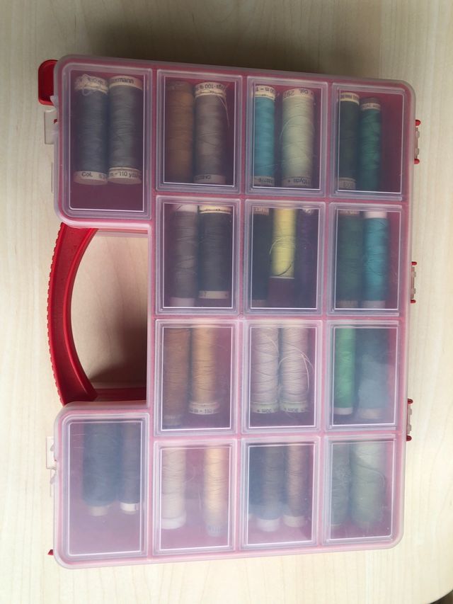 Maleta Costurero con 61 hilos diferentes colores.