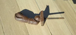 Llamador antiguo mano forja fundición