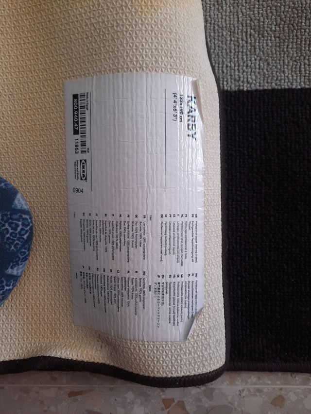 Alfombra beige y negra de tela