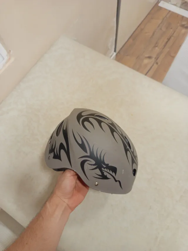 Casco de bici con diseño tribal SPK