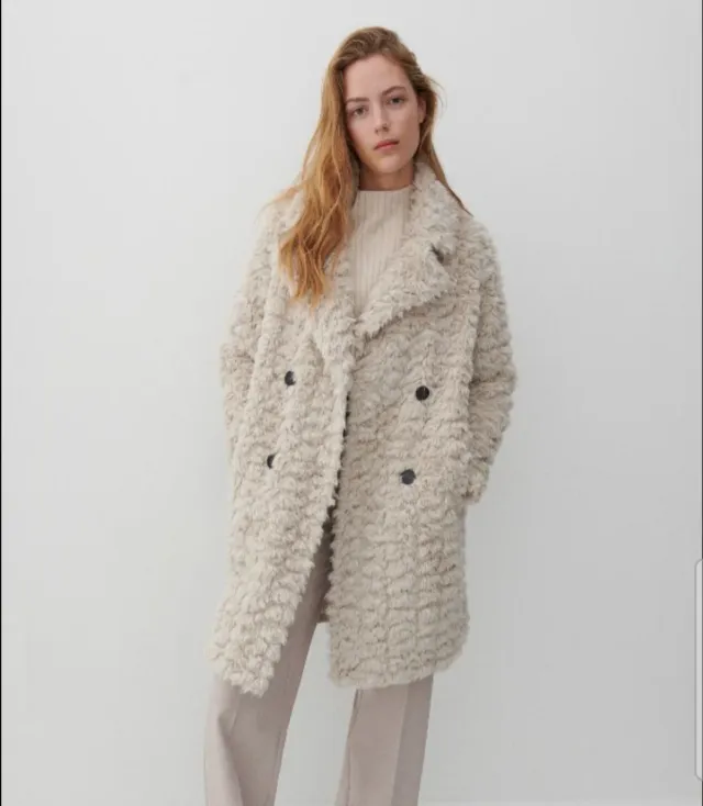 Elegante abrigo beige de invierno