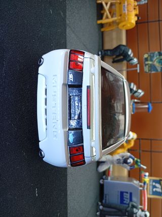 Maisto Ford Mustang GT 1999 Blanco 1/18