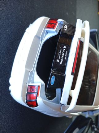 Maisto Ford Mustang GT 1999 Blanco 1/18