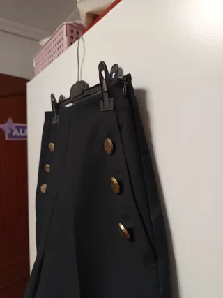 Pantalón corto negro botones dorados