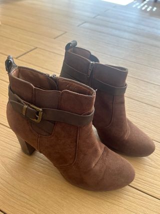 Botines de tacón marrón con hebilla