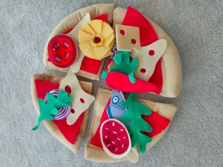Pizza de peluche con ingredientes