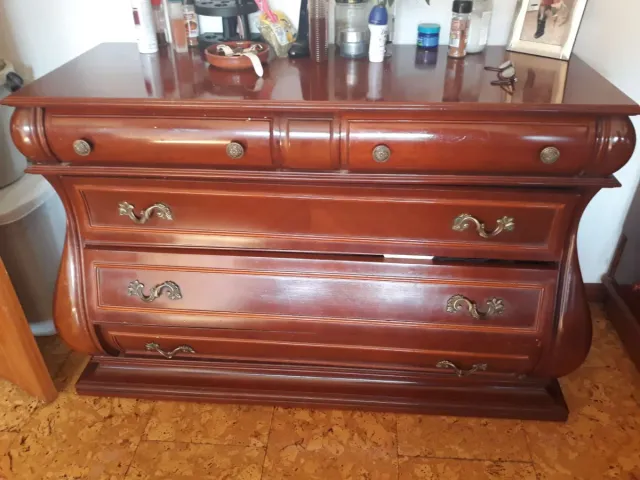 Cómoda antigua de madera