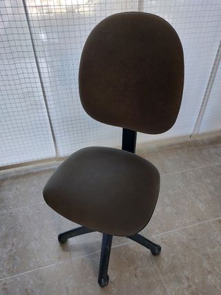 Silla de oficina con ruedas y palanca