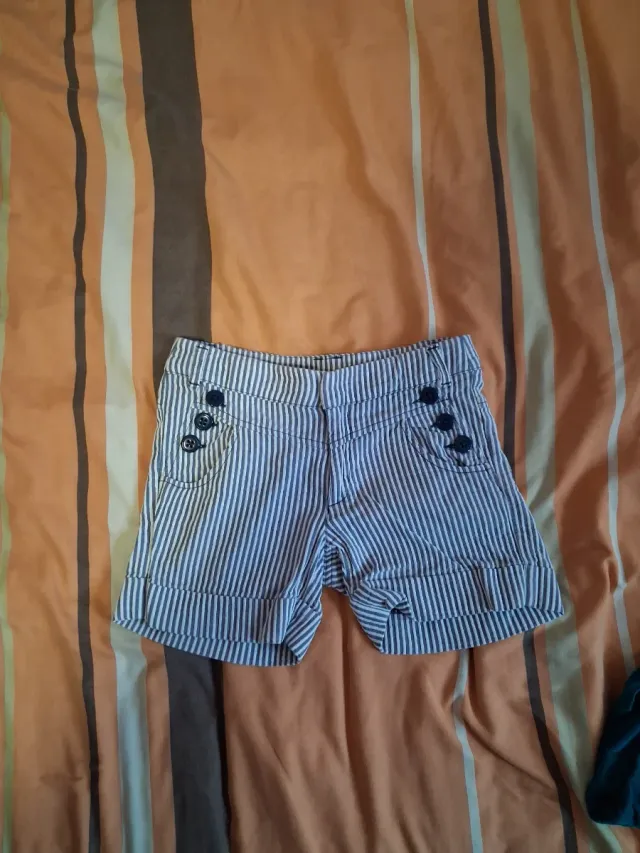 Pantalones cortos de rayas azules y blancas