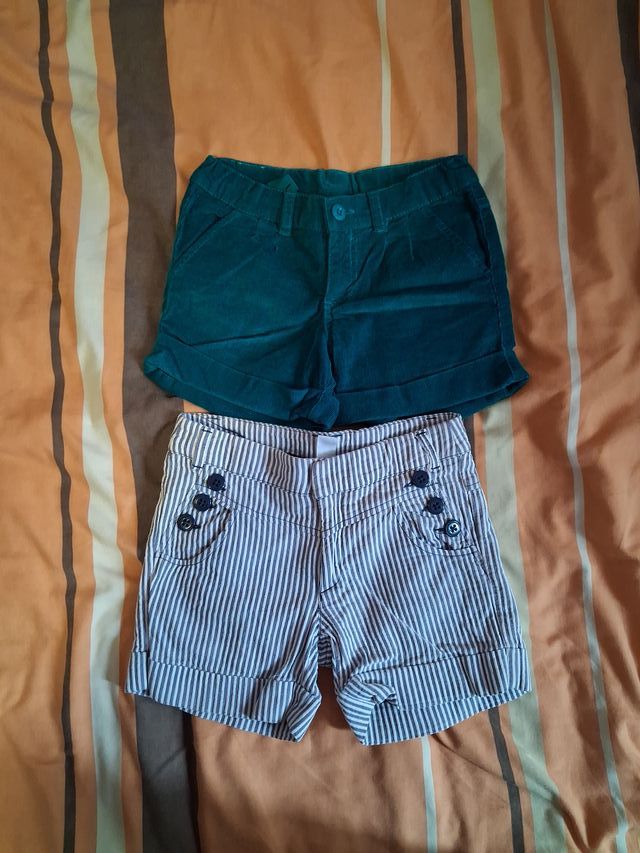 Pantalones cortos de rayas azules y blancas