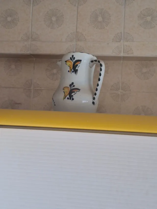 Jarra de cerámica decorada