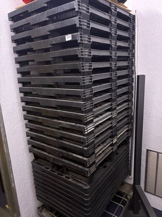 24 palets de plástico duro  medidas 80x60