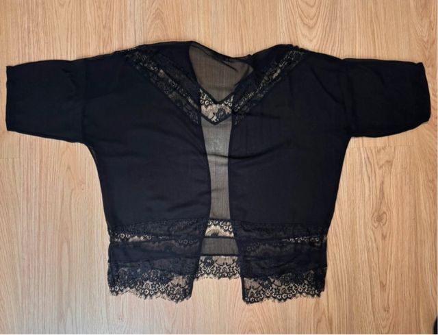 Kimono encaje bordado negro. Talla M. Pull & Bear.