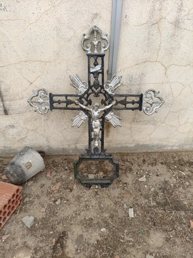 Cruz antigua cementerio hierro fundido