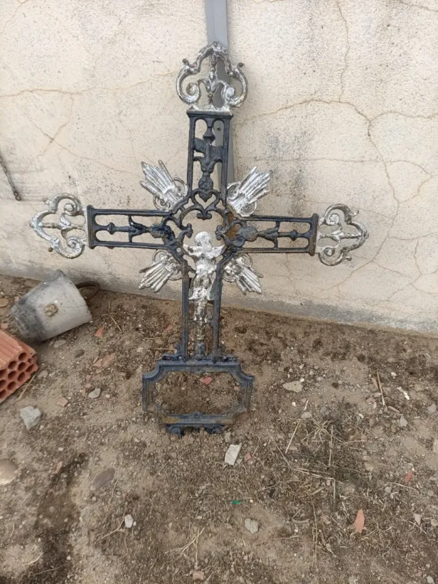 Cruz antigua cementerio hierro fundido