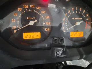 Honda CBF 600 S plateada con baúl