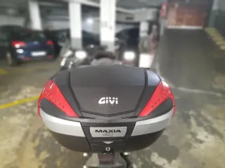 Honda CBF 600 S plateada con baúl