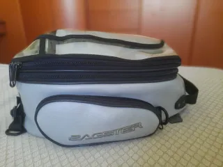 Honda CBF 600 S plateada con baúl