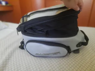 Honda CBF 600 S plateada con baúl