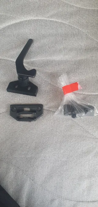 Tirador y pestillo para autocaravana