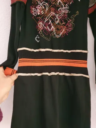 Vestido corto negro y naranja con estampado