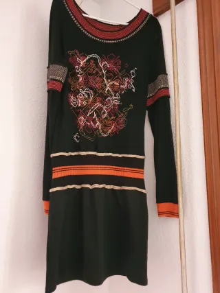 Vestido corto negro y naranja con estampado