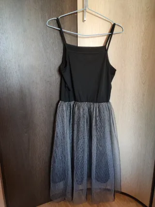 Vestido negro y gris con tul