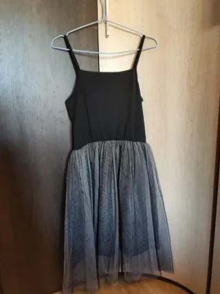 Vestido negro y gris con tul