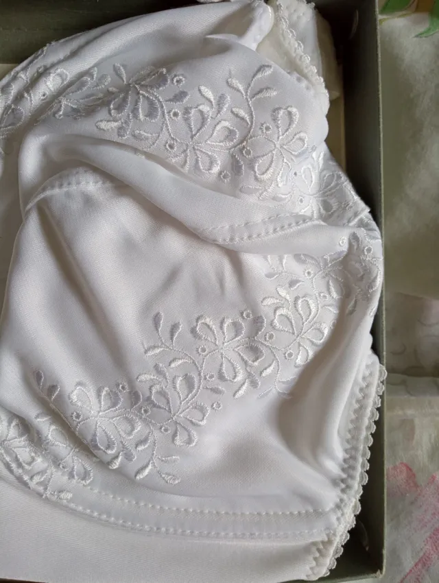 Sujetador blanco con bordado floral