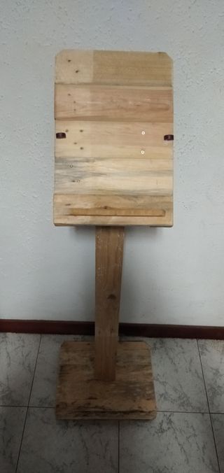 Atril madera recepción clientes A4