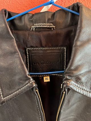 Chaqueta de cuero negra.
