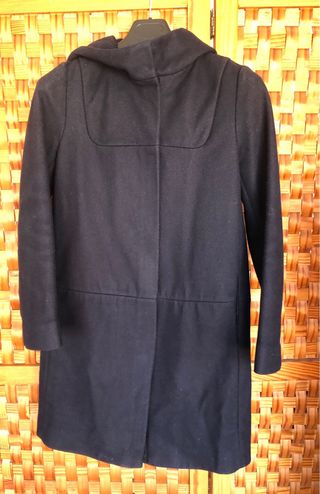 Abrigo “COS” azul marino con capucha
