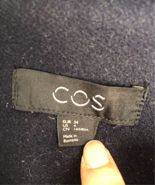 Abrigo “COS” azul marino con capucha