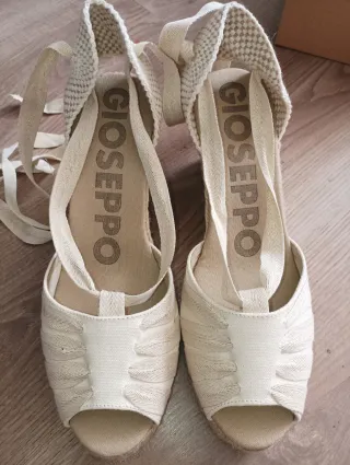 Sandalias cuña Gioseppo beige y blancas