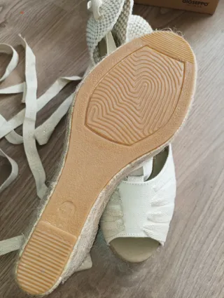 Sandalias cuña Gioseppo beige y blancas