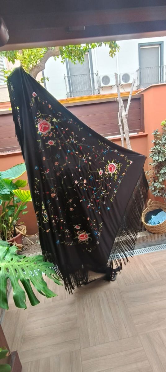 Mantón de Manila bordado 150x150