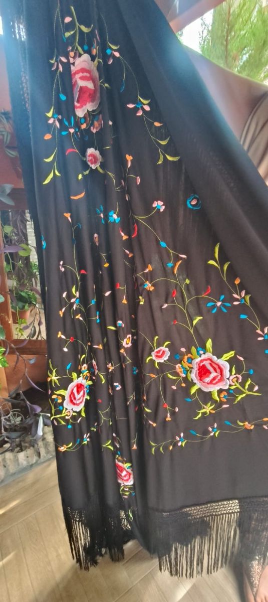 Mantón de Manila bordado 150x150