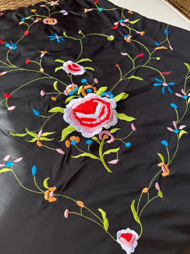 Mantón de Manila bordado 150x150