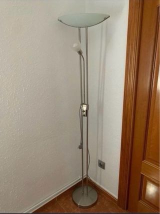 Lámpara de pie doble plata.