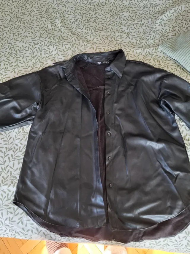 Camisa Zara polipiel negra mujer