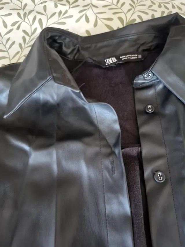 Camisa Zara polipiel negra mujer