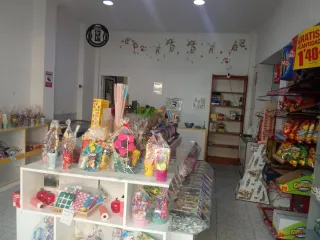 Mobiliario para tienda de golosinas o alimentación