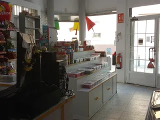 Mobiliario para tienda de golosinas o alimentación