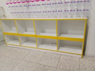 Mobiliario para tienda de golosinas o alimentación