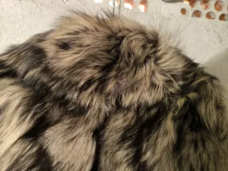 Abrigo de zorro marrón y gris