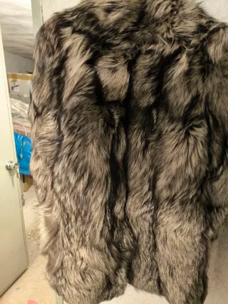 Abrigo de zorro marrón y gris