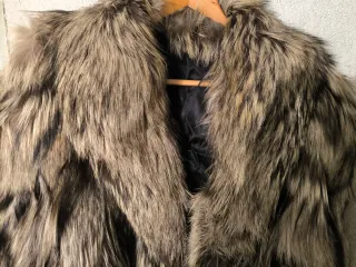 Abrigo de zorro marrón y gris