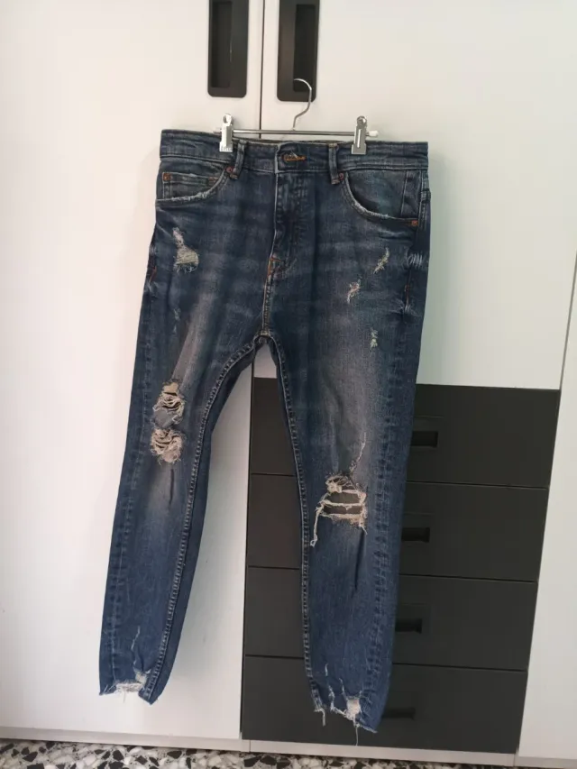 Pantalón vaquero desgastado