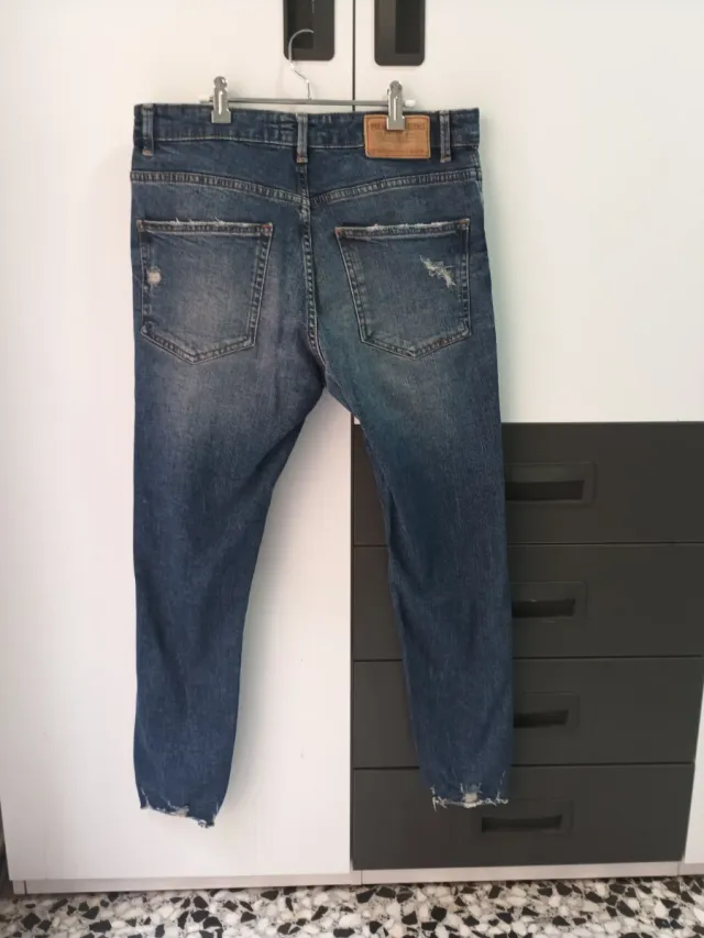 Pantalón vaquero desgastado