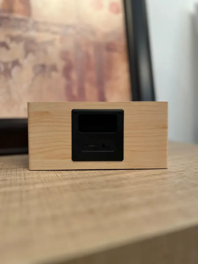 Altavoz de madera con detalles negros